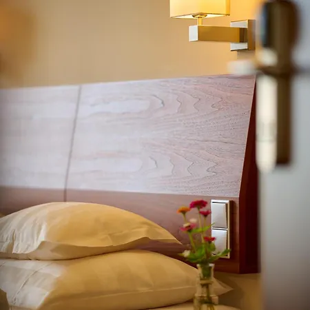 Hotell Kroenele 4*